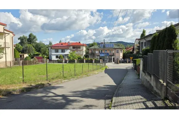 Nowy Sącz, Nowy Sącz, budynek z dużym parkingiem