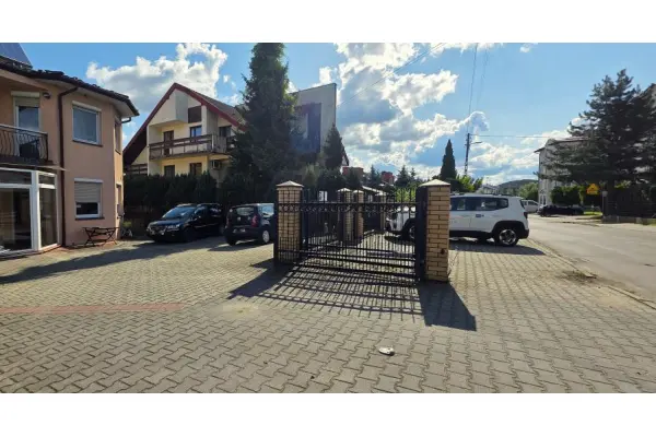 Nowy Sącz, Nowy Sącz, budynek z dużym parkingiem