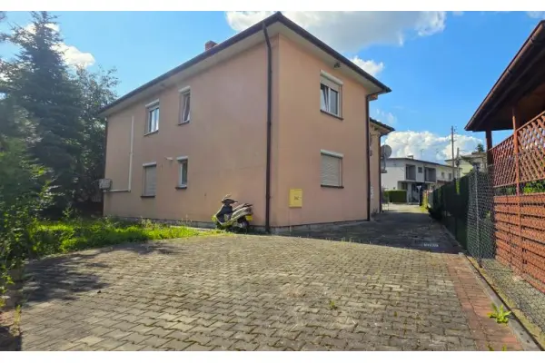 Nowy Sącz, Nowy Sącz, budynek z dużym parkingiem