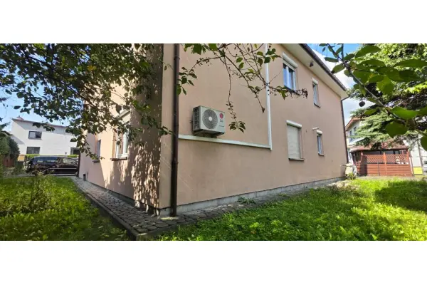 Nowy Sącz, Nowy Sącz, budynek z dużym parkingiem