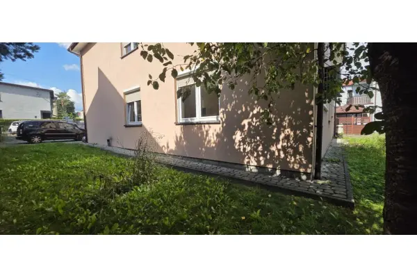 Nowy Sącz, Nowy Sącz, budynek z dużym parkingiem