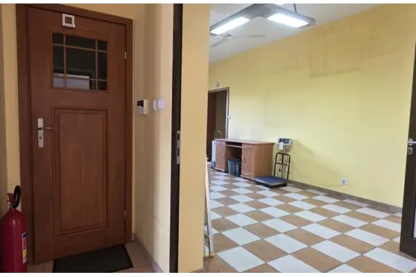 Nowy Sącz, Nowy Sącz, budynek z dużym parkingiem