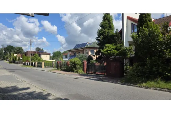 Nowy Sącz, Nowy Sącz, budynek z dużym parkingiem